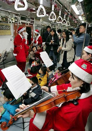 xmas on the subway in seoul